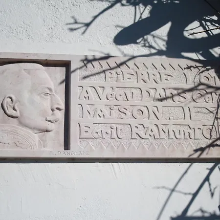 De La Rhune מלון